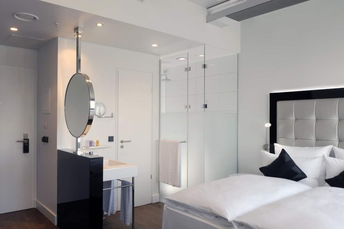 Peralatan tempat tidur premium, bar mini, meja