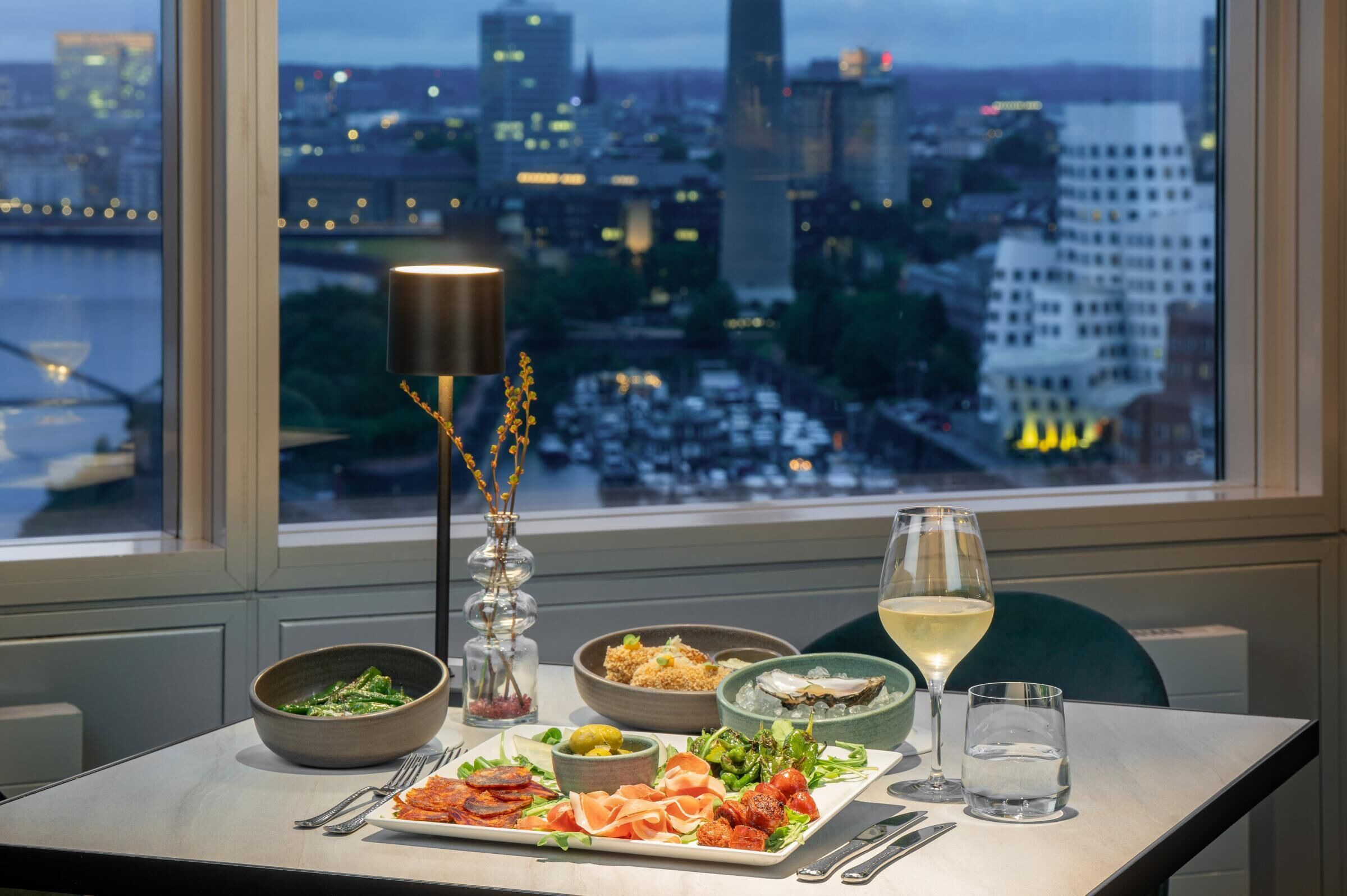 供應早餐及晚餐；本地菜