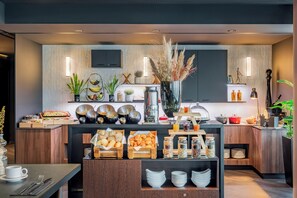 Breakfast and dinner served, local cuisine - INNSiDE by Meliá Düsseldorf Hafen (Düsseldorf)