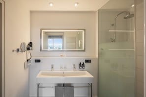 Innside Lifestyle Suite | Bathroom