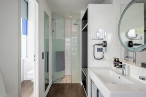 The Innside Premium Room Harbour View | Bathroom | Eco-friendly toiletries, hair dryer, towels, soap
