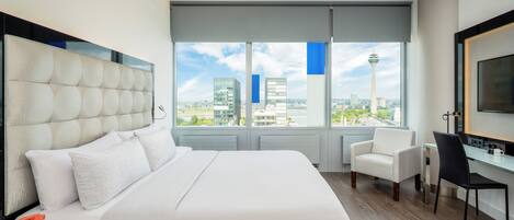 Premium Double | Peralatan tempat tidur premium, bar mini, meja