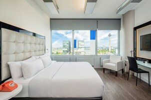 Premium Double | 高档床上用品、迷你吧、办公桌、遮光窗帘