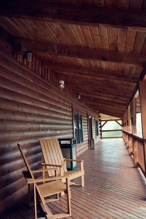 Porch - Cliffview Resort (Campton)