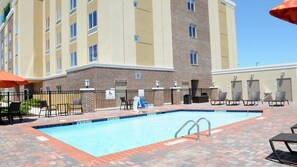 Seasonal outdoor pool - Holiday Inn Express Covington-Madisonville by IHG (Covington)