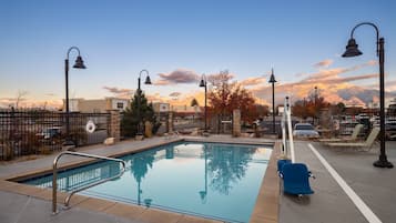 Outdoor pool, open 8 AM to 10 PM, sun loungers
