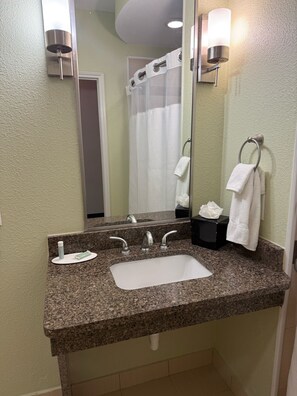 Combined shower/bathtub, hair dryer, towels