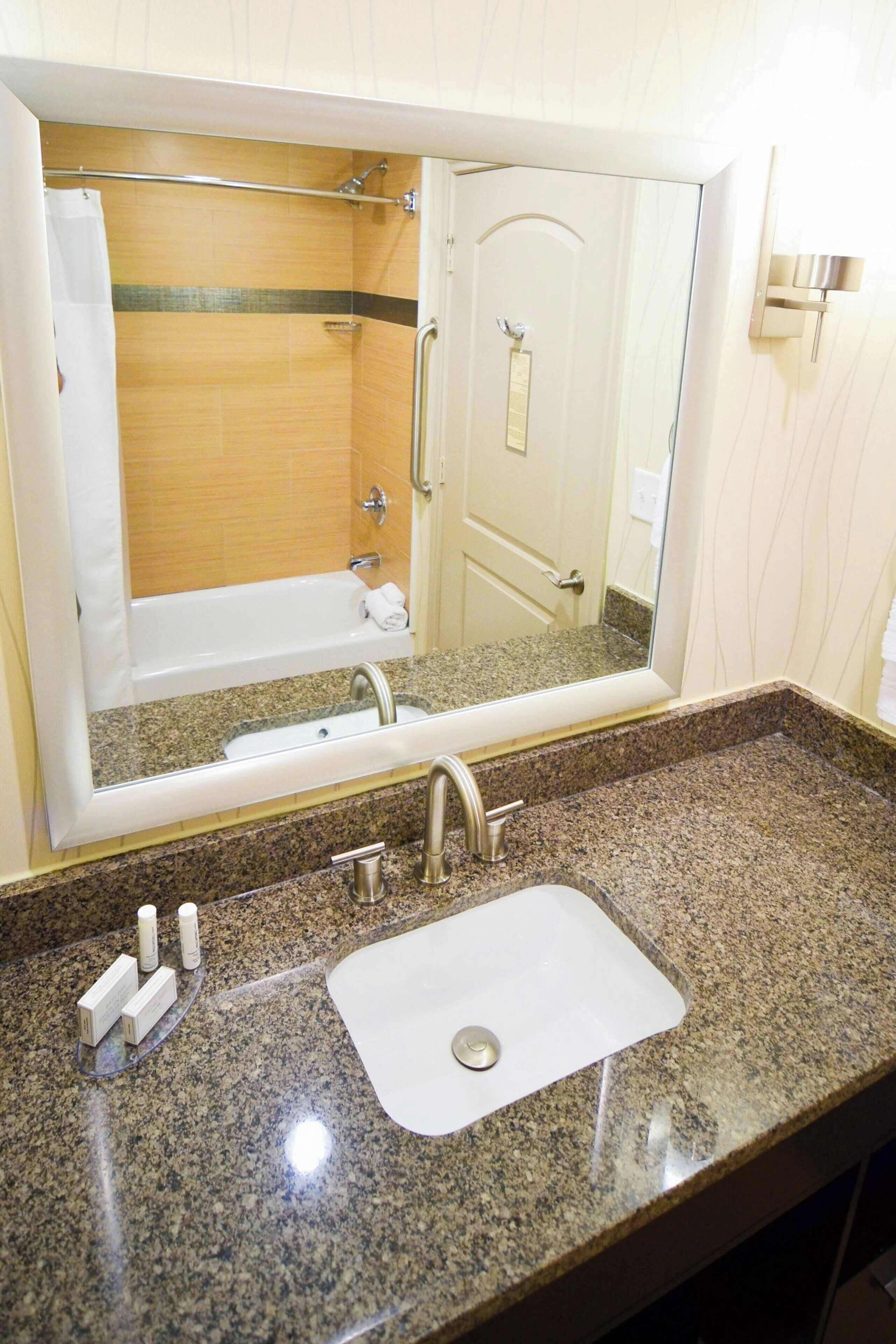 combined shower/bathtub, hair dryer, towels