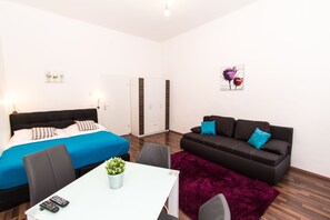 Estúdio | Cortinas blackout, ferros/tábuas de passar roupa, berços grátis