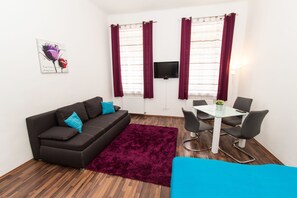 Studio | Oppholdsområde | En 32-tommers LCD-TV med kabel-kanaler samt TV og DVD-spiller