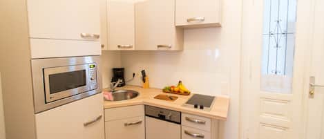 Estúdio | Cozinha americana privada | Geladeira grande, micro-ondas, cooktop, lava-louças
