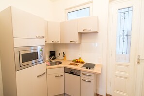 Estúdio | Cozinha americana privada | Geladeira grande, micro-ondas, cooktop, lava-louças