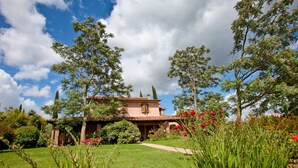 A house with a garden, a pathway, and a clear sky. - Agriturismo da Lorena (Manciano)
