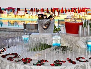 Outdoor pool, open 10:00 AM to 6:00 PM, pool umbrellas, sun loungers - Hotel Classic (Ravenna)