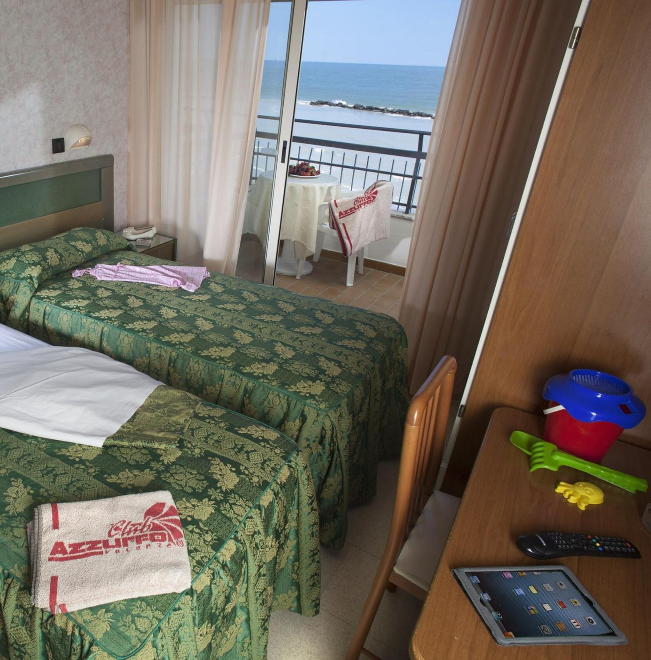 1 bedroom, in-room safe, desk, cots/infant beds