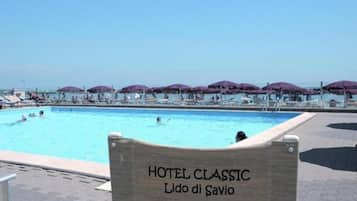 Piscina externa, funciona das 10h às 18h, guarda-sóis, espreguiçadeiras