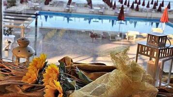 Piscine extérieure, parasols de plage, chaises longues