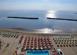 Chaises longues, parasols, serviettes de plage