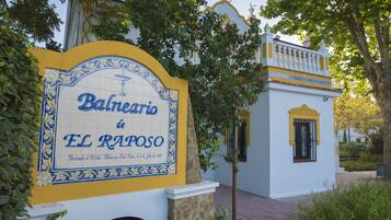 Un letrero del Balneario de El Raposo con un diseño decorativo en azulejos.