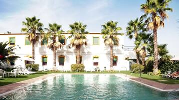 Een binnenzwembad, een buitenzwembad