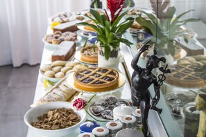 Desayuno buffet (EUR 10 por persona)
