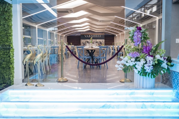 2 restaurants, serveren ontbijt, lunch, diner, Italiaanse gerechten