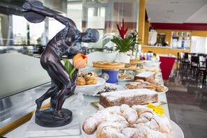 Desayuno buffet todos los días (con cargo) 
