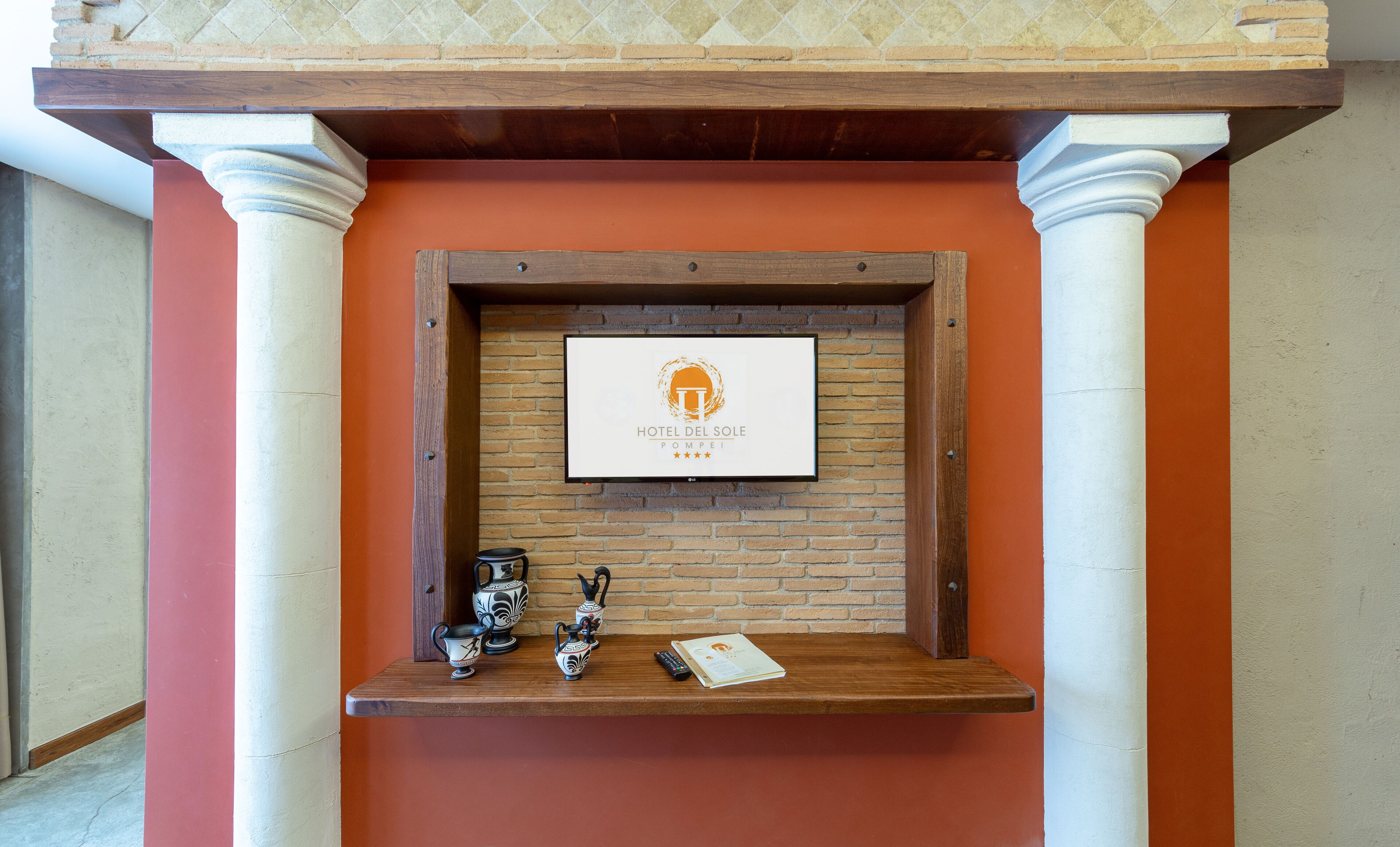 Une enseigne encadrée portant l’inscription « HOTEL DEL SOLE POMPEI » et affichant une note de quatre étoiles.