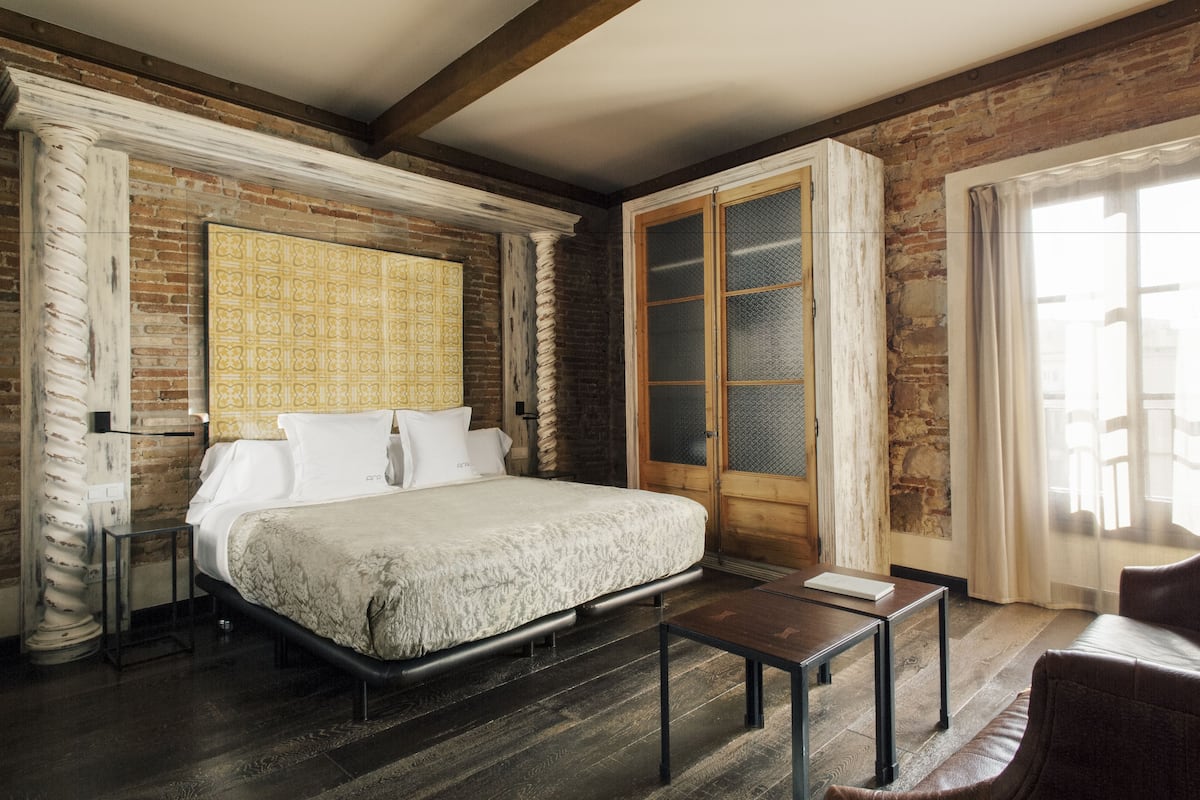 Habitación Deluxe | Ropa de cama de alta calidad y minibar