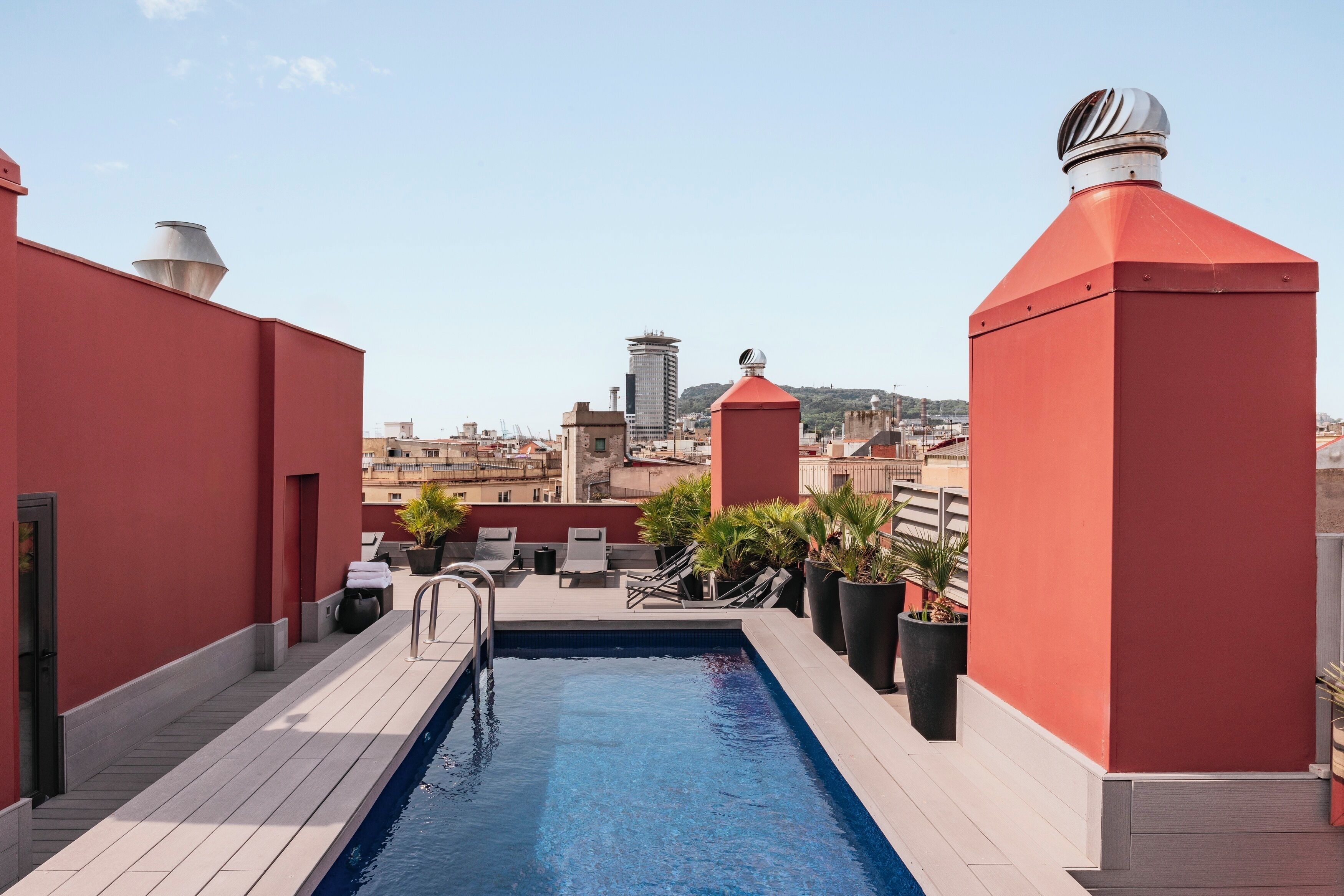 Una piscina en la azotea con vistas despejadas del paisaje urbano.