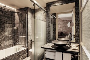 Executive | Premium bedding, minibar, in-room safe, individually decorated - Arai Aparthotel (Barcelona)