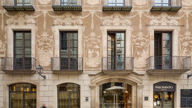 A building with ornate facade, multiple balconies, and a storefront named "PALOSANTO". - Arai Aparthotel (Barcelona)