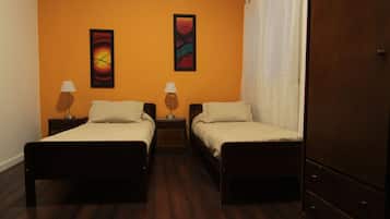 Colchones con pillow-top y caja de seguridad en la habitación