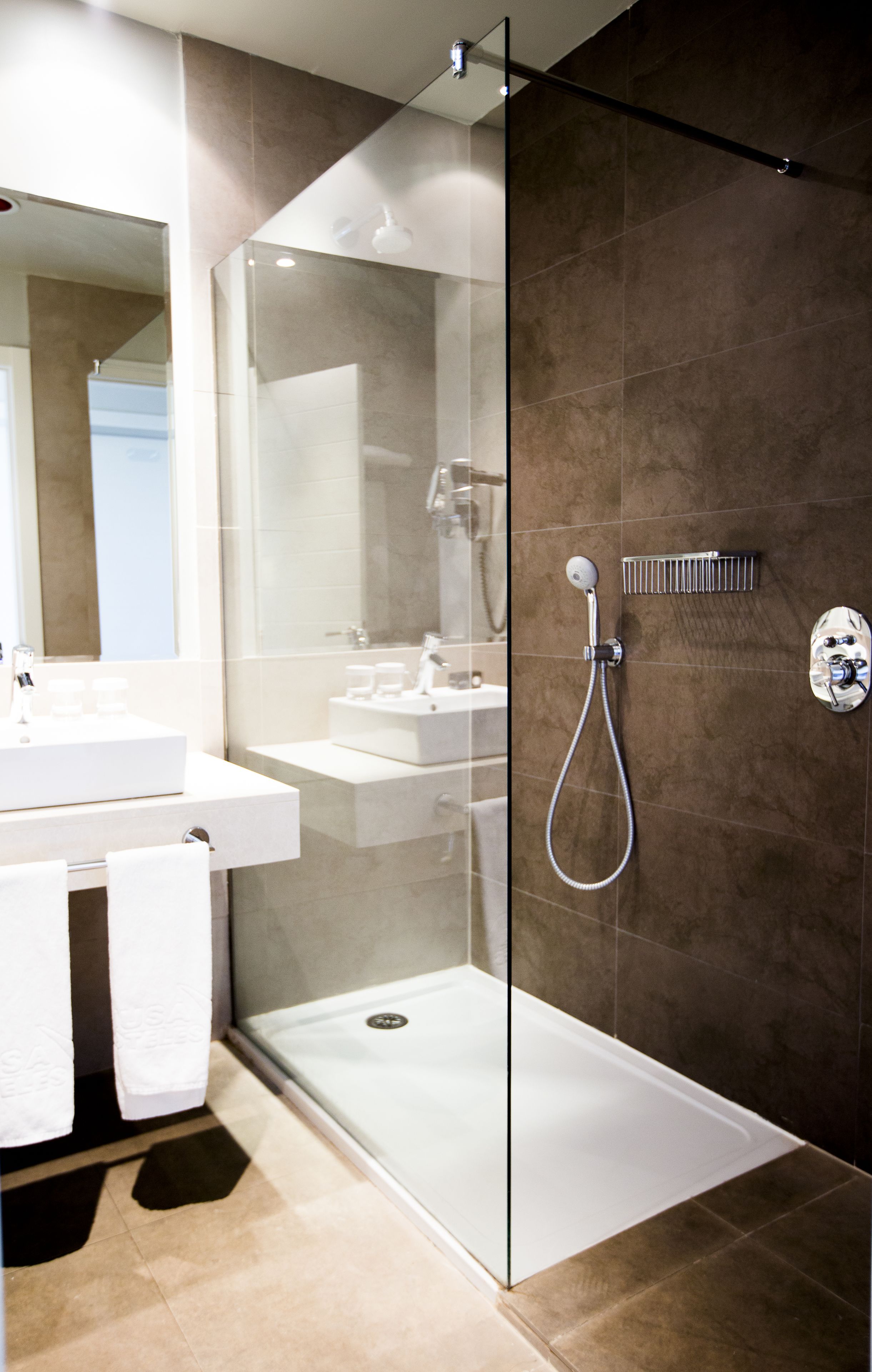 shower, free toiletries, hair dryer, bidet