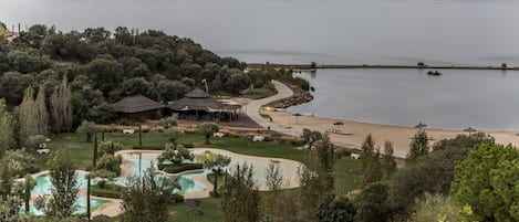 Un resort con piscina, playa y un pabellón.
