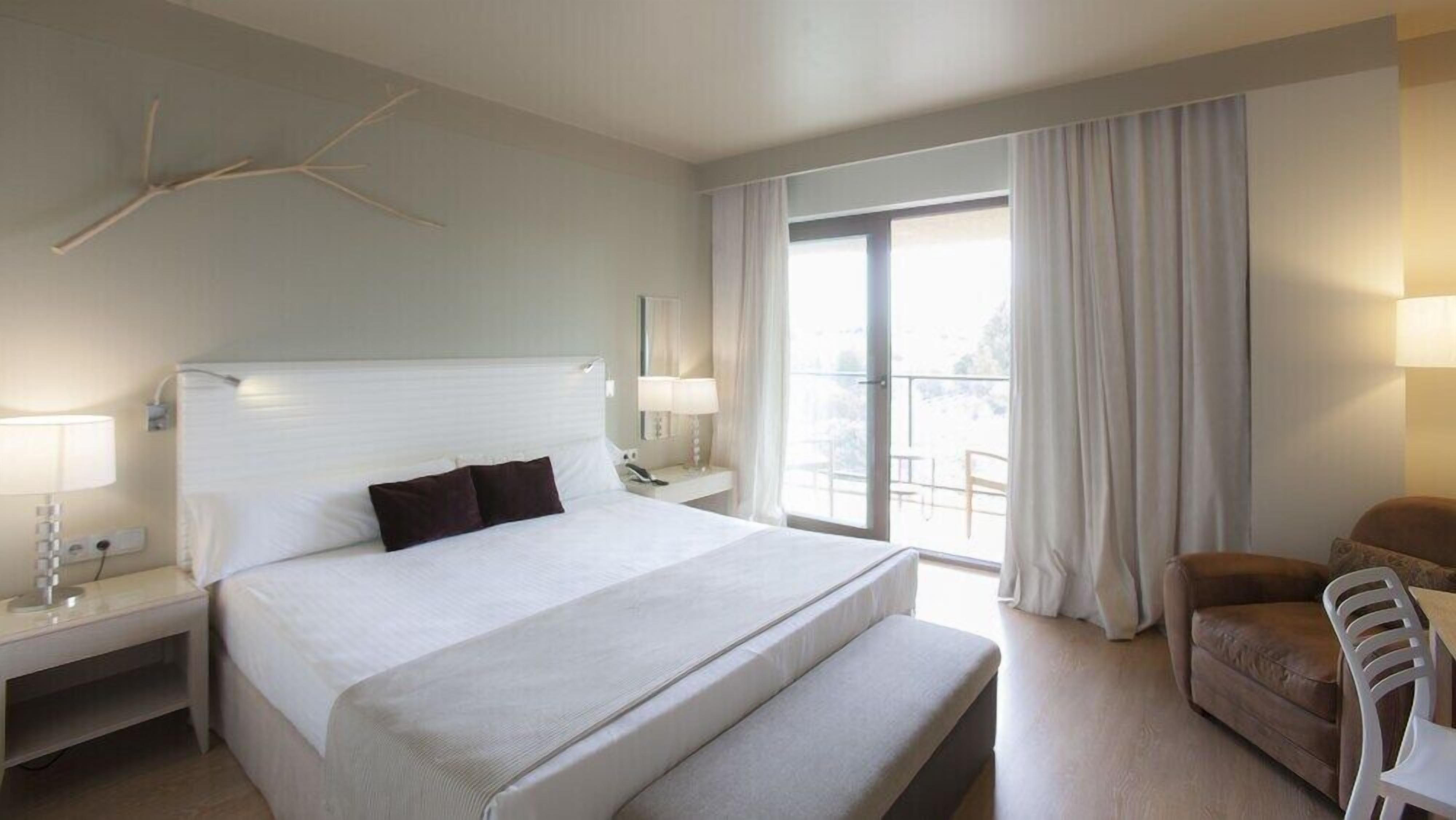 Premium bedding, down duvets, minibar, in-room safe