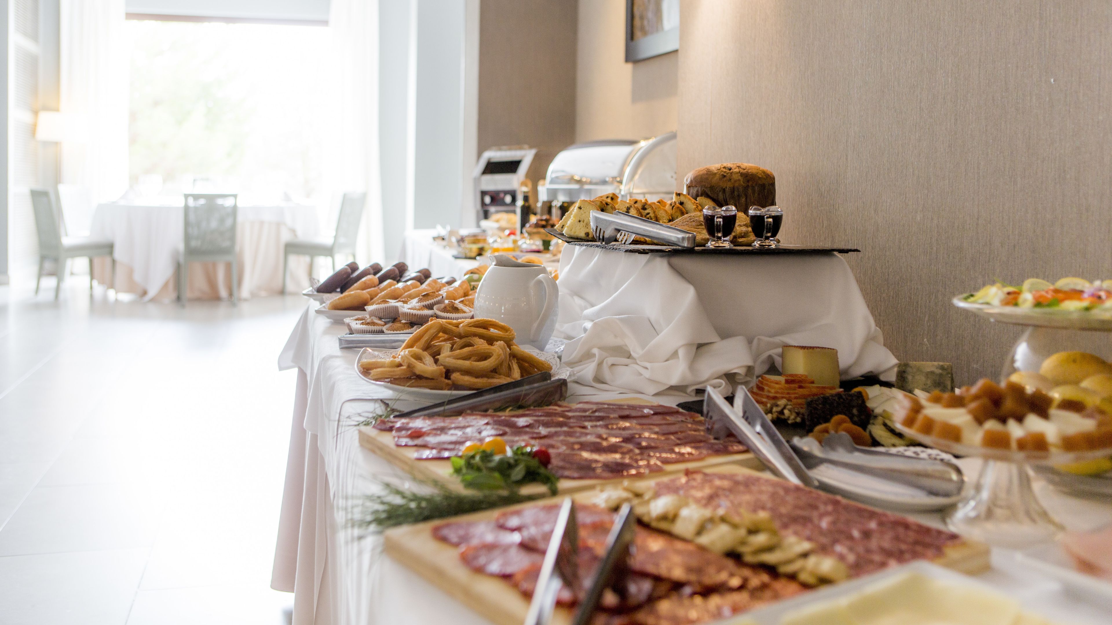 Petit déjeuner buffet (13.20 EUR par personne)