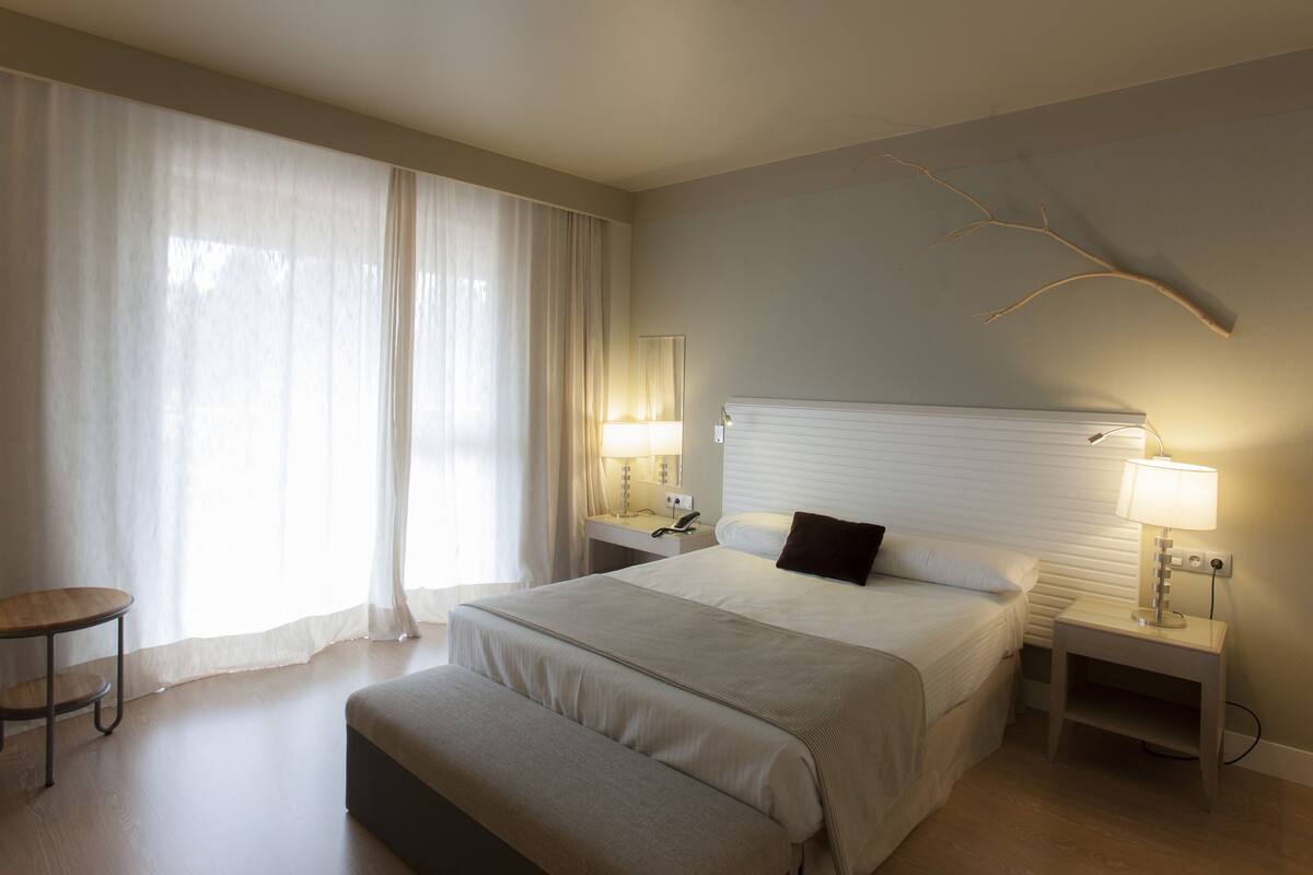 1 bedroom, premium bedding, down duvets, minibar