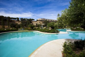 Seasonal outdoor pool, pool umbrellas, pool loungers - Hotel Vincci Valdecañas Golf (El Gordo)