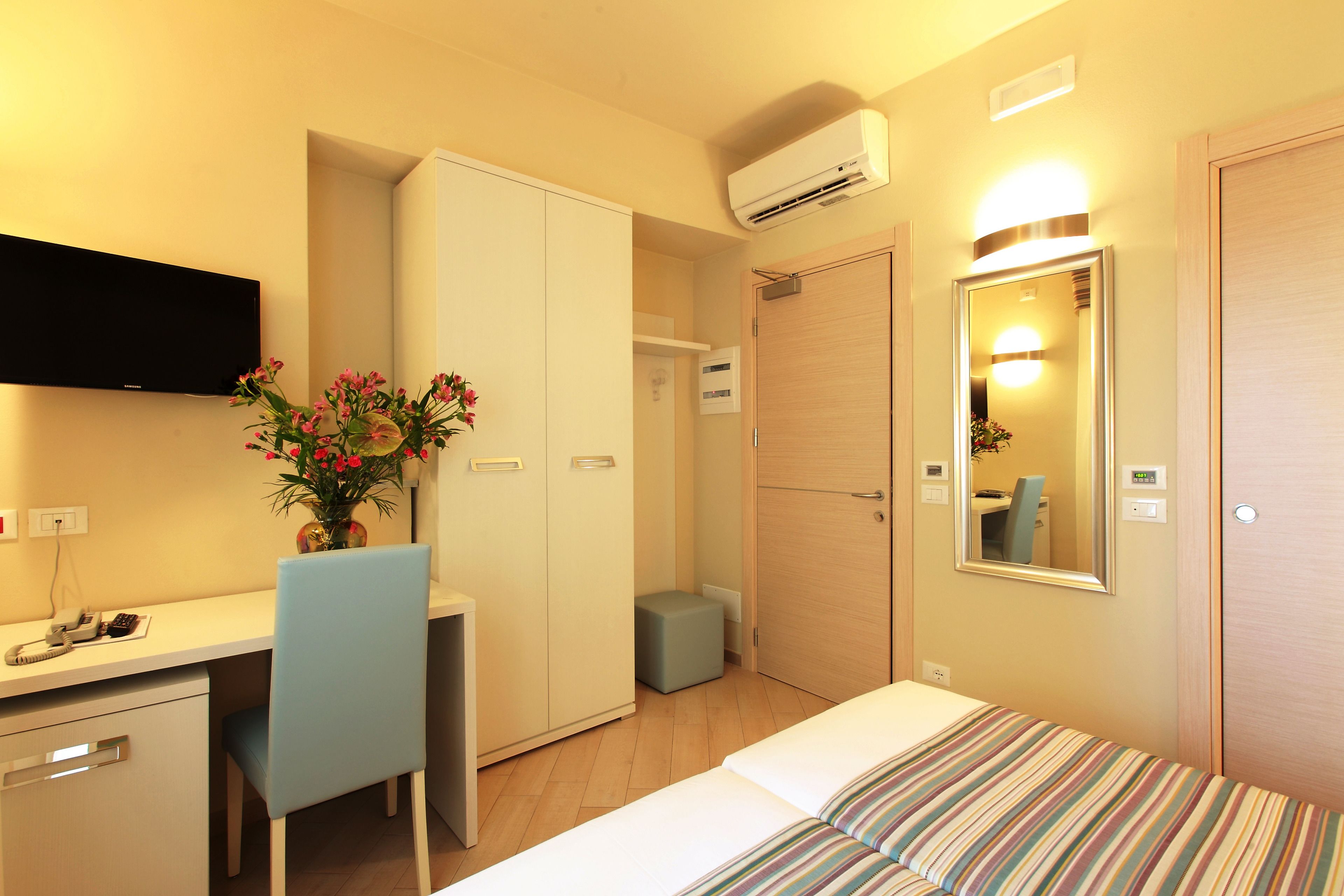 comfort double room | in-room safe, desk, free wifi, bed sheets