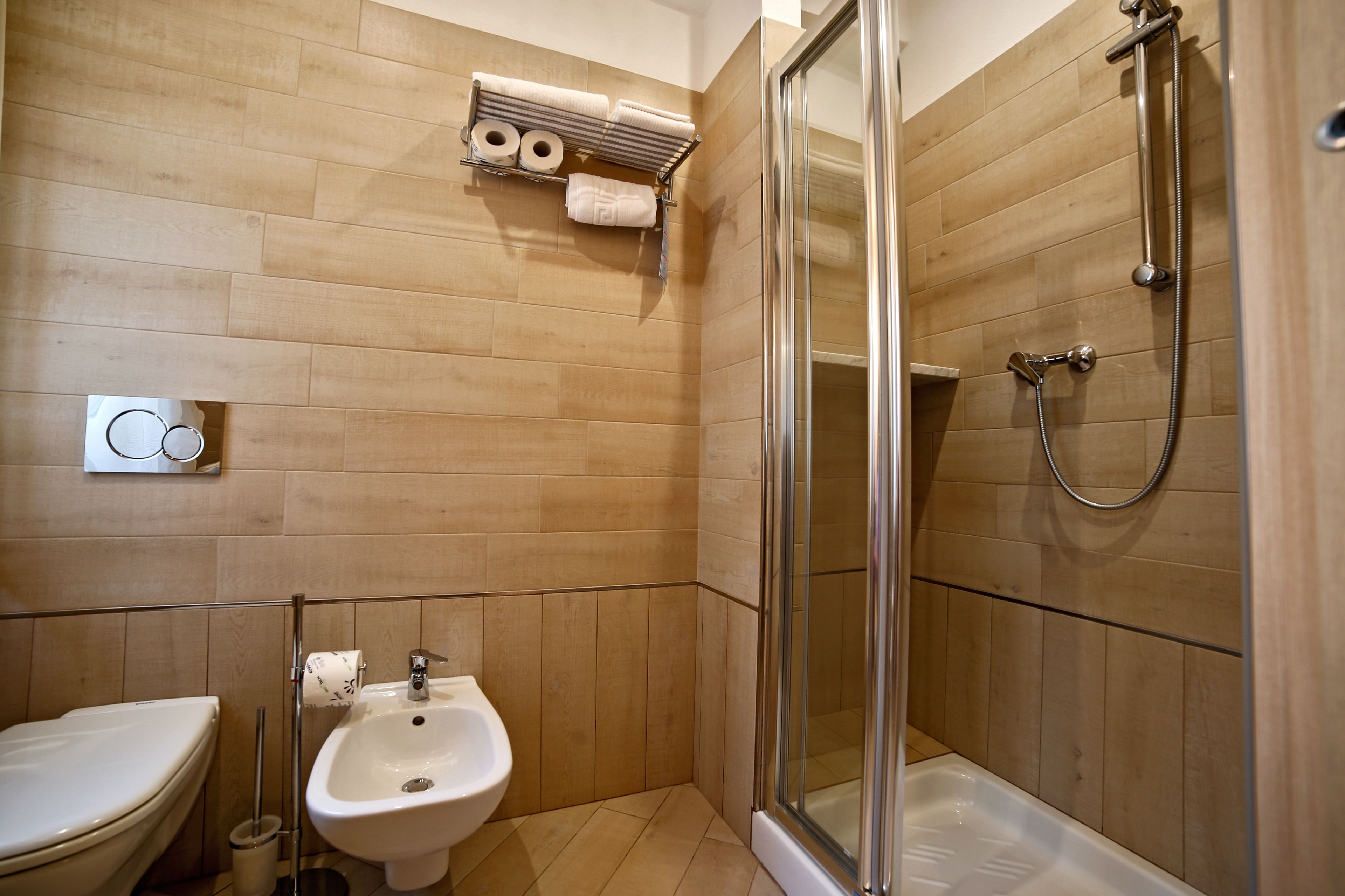 comfort double room | bathroom | shower, free toiletries, hair dryer, bidet