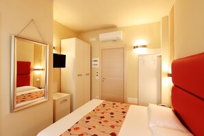 Comfort Double Room | In-room safe, desk, free WiFi, bed sheets