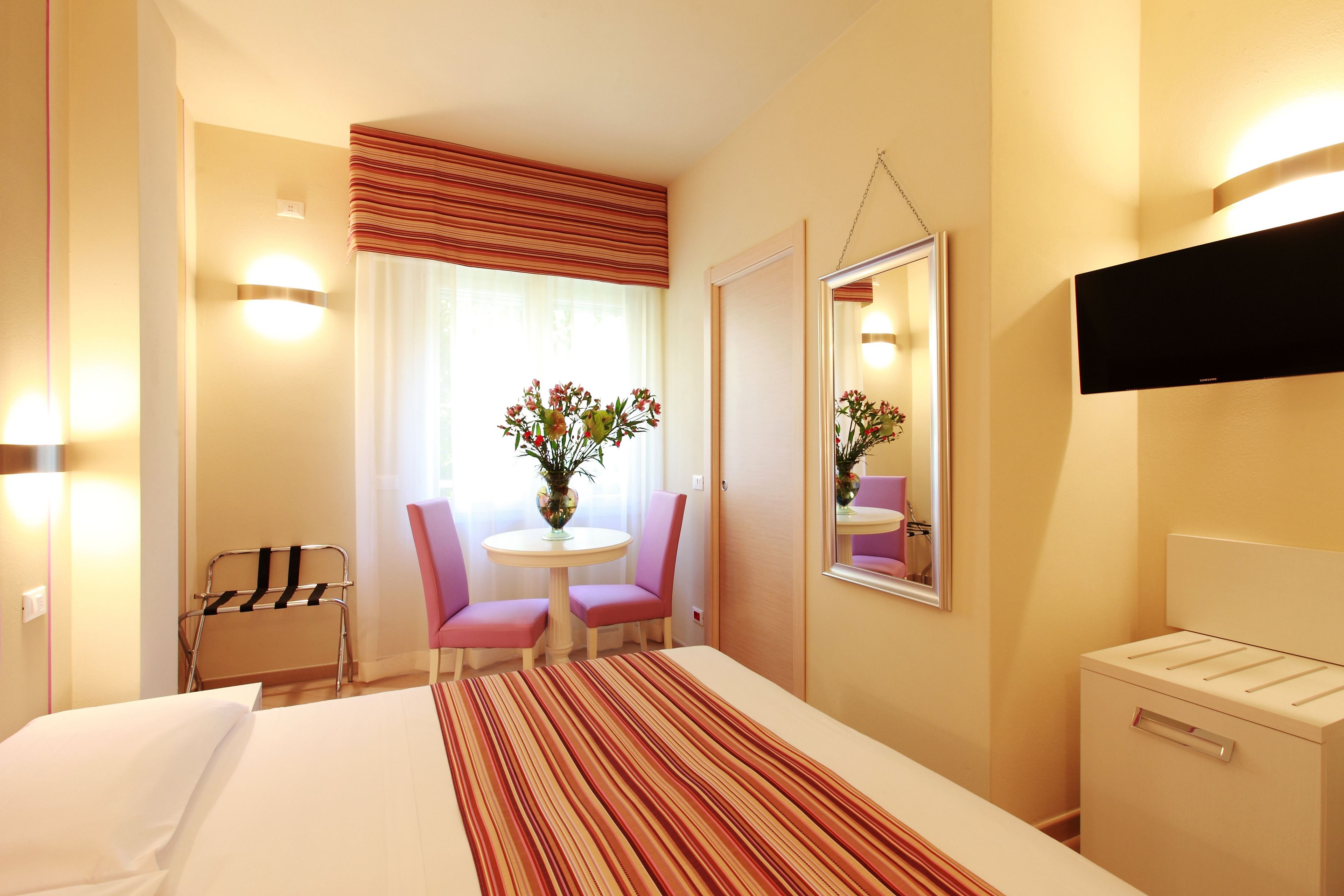 comfort double room | in-room safe, desk, free wifi, bed sheets