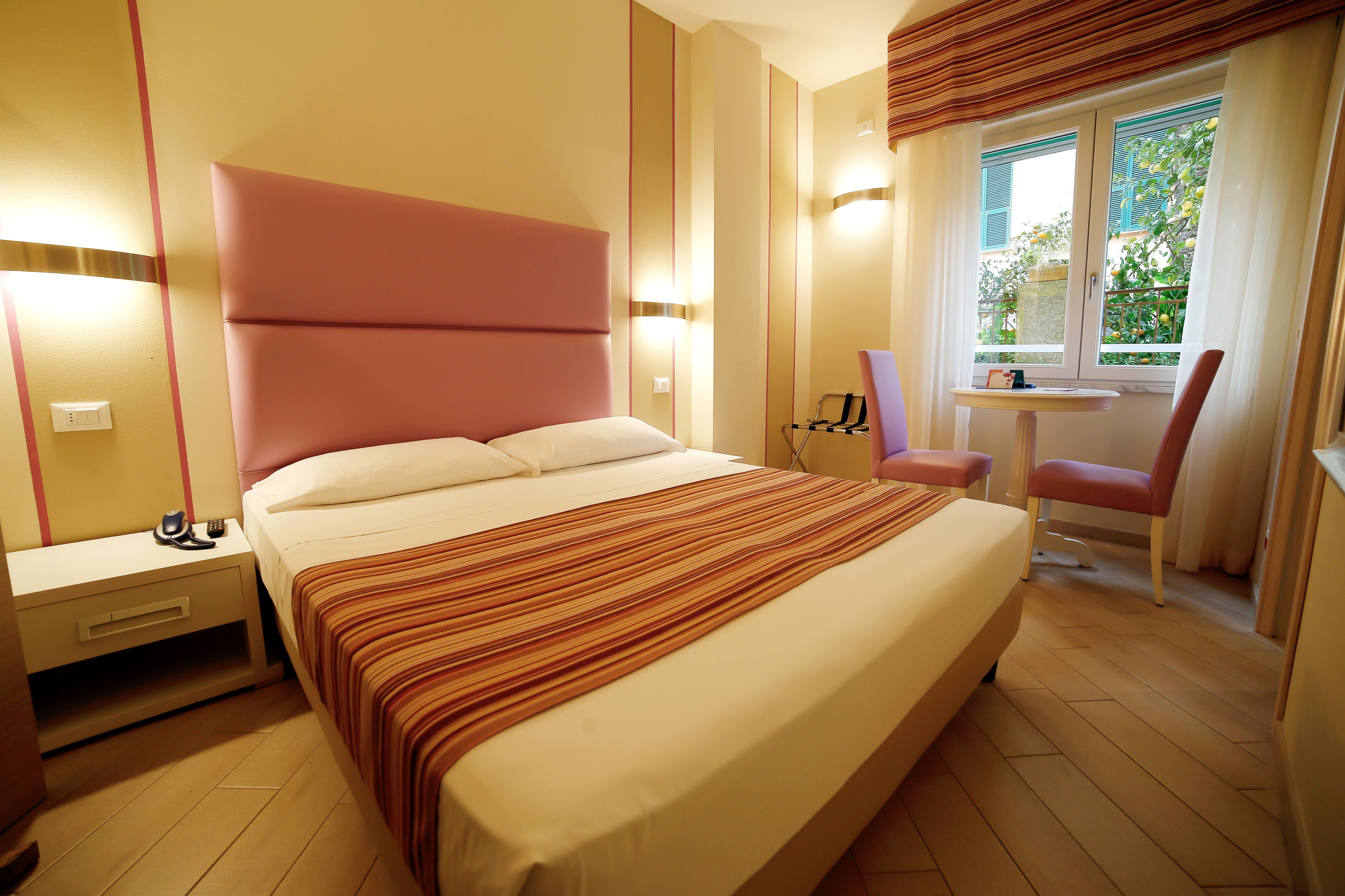comfort double room | in-room safe, desk, free wifi, bed sheets