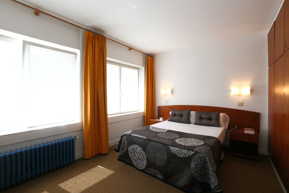 Een bureau, een strijkplank/strijkijzer, extra bedden, gratis wifi