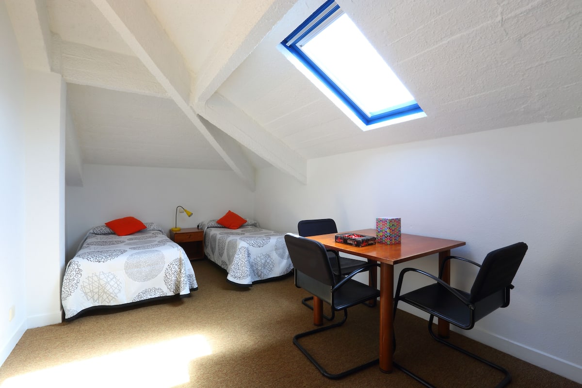 Een bureau, een strijkplank/strijkijzer, extra bedden, gratis wifi