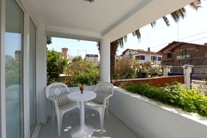 Standard Twin Room | Desk, iron/ironing board, rollaway beds, free WiFi - Record (San Sebastian)
