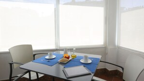 Daily full breakfast for a fee - Record (San Sebastian)