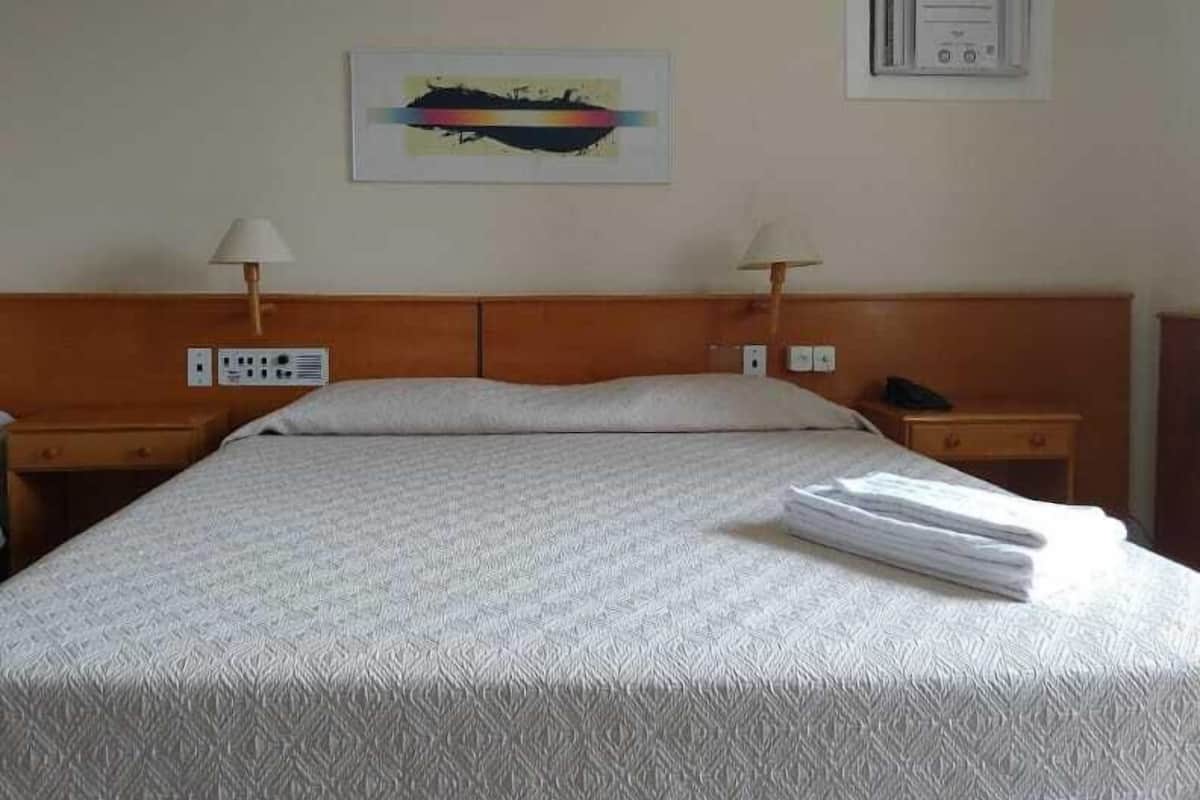 1 bedroom, minibar, desk, laptop workspace