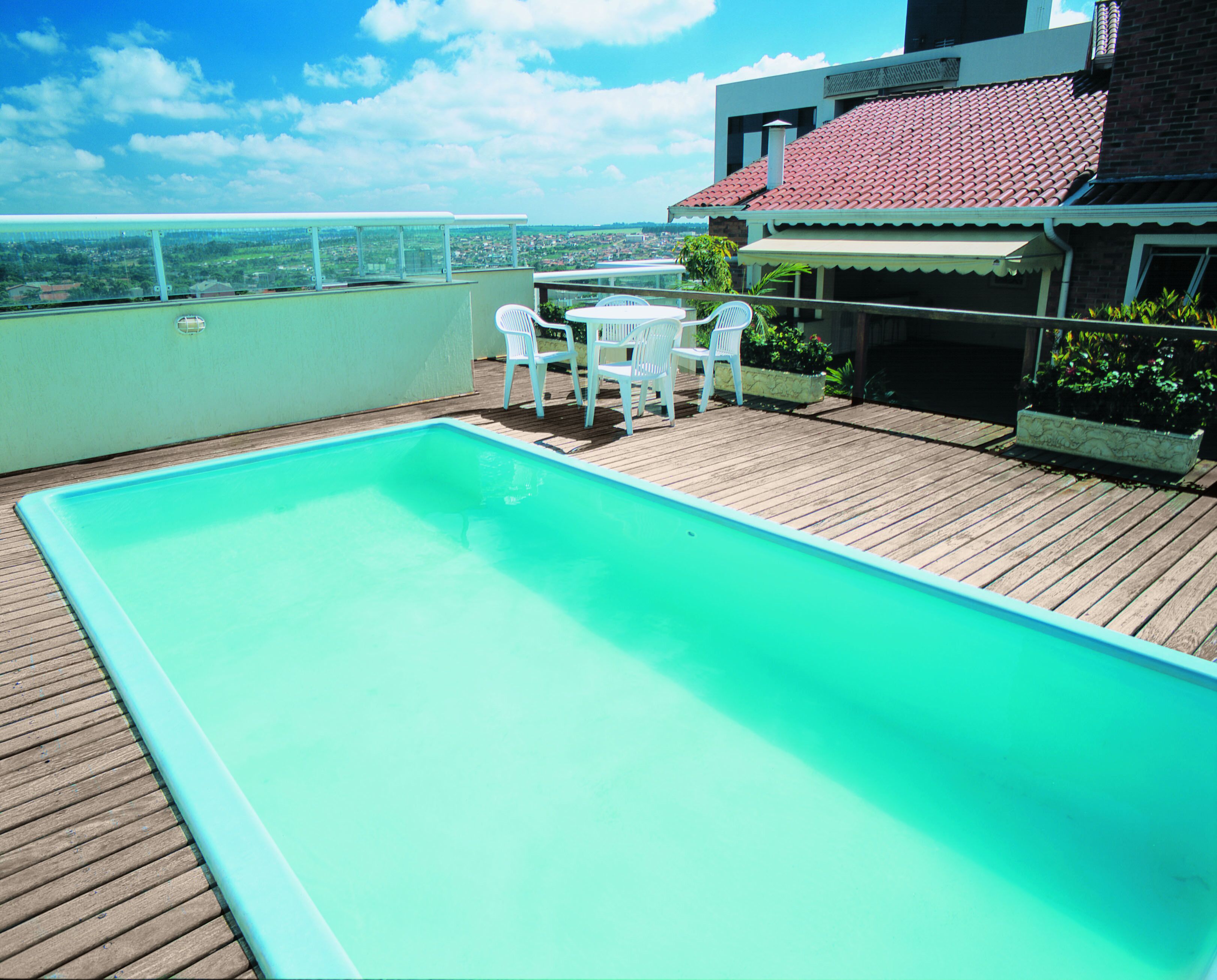 室外泳池；躺椅